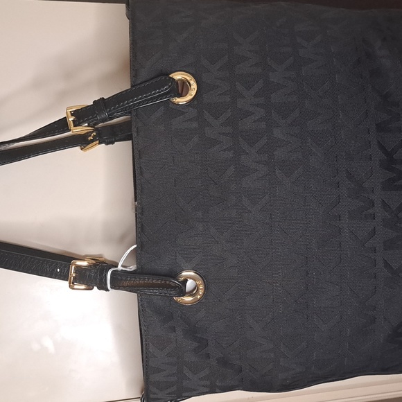 Michael Kors Signature Black Tote  🥰Excellent Condition - Picture 2 of 9